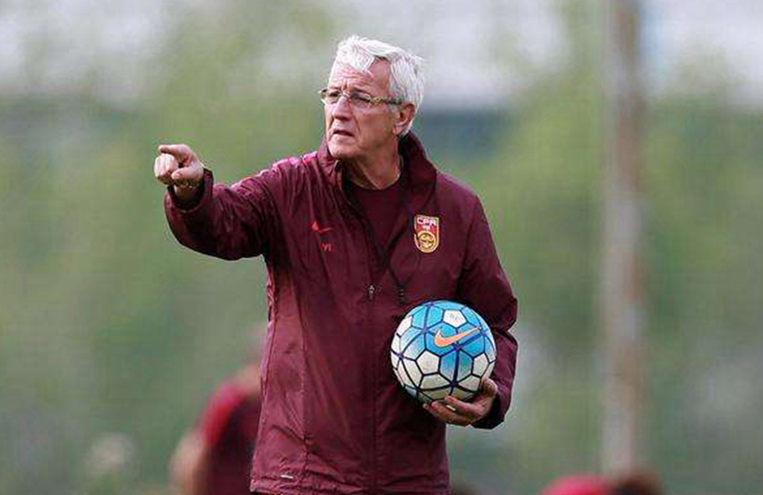 阿根廷女球迷掀起内衣庆祝被男友叫住-英雄联盟2025总决赛