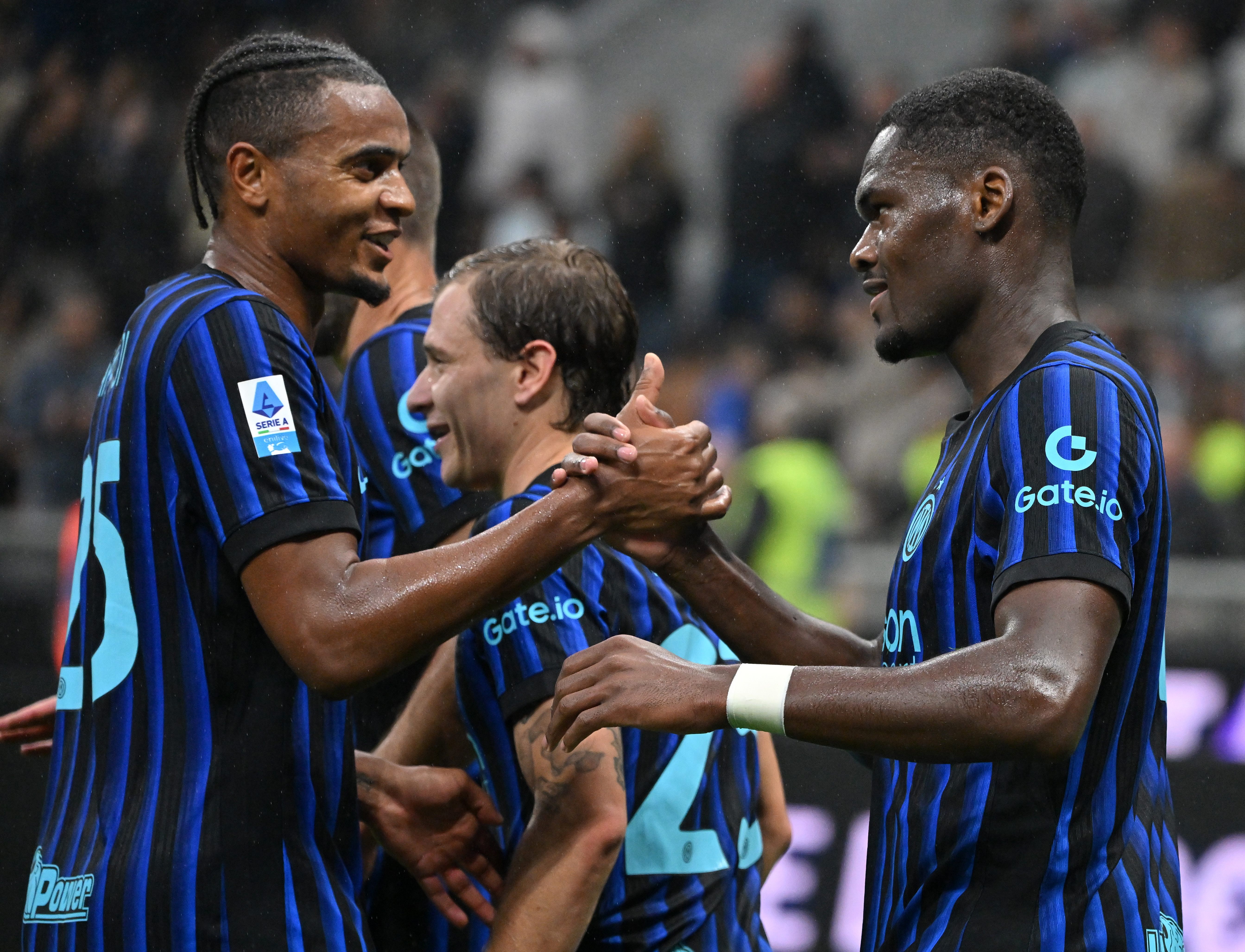 包含国际米兰训练开放日，今晚回应争议引欢呼，意甲在即，轮换策略成焦点的词条-lol官方