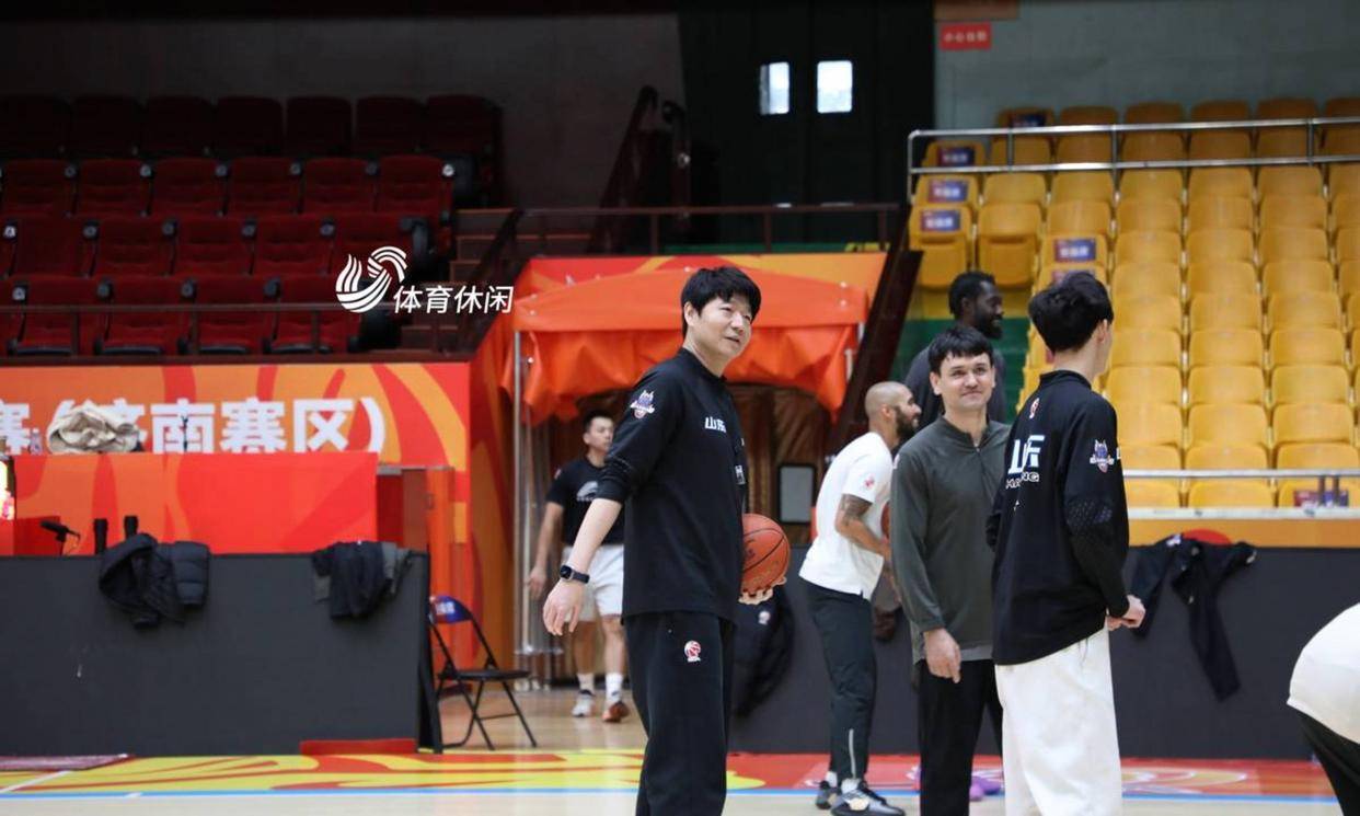 包含德甲赛后走向成谜，山东男篮再遭质疑，引发热议，团队化学反应显著的词条-英雄联盟2025总决赛